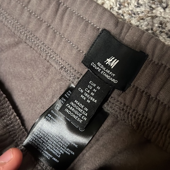 H&M Medium Sweatpants - Picture 3 of 4